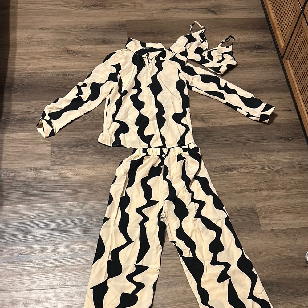 Stylish Black and Cream Wavy Pattern Set